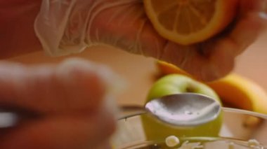 Cheesekake malzemeleri için limon suyunu boşalt. 4k video