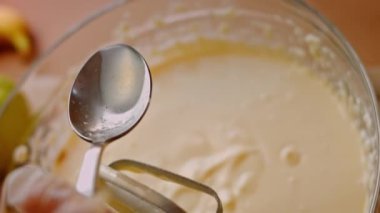 Cheesekake malzemeleri için limon suyunu boşalt. 4k video