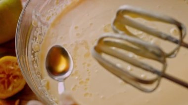 Cheesekake malzemelerinin üzerine bir çorba kaşığı vanilya özü koydum. 4k video