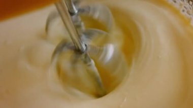 Cheesekake 'in malzemelerini karıştırıcıyla karıştırıyorum. 4k video