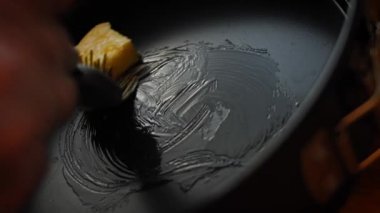 Pişirme kabını tereyağıyla yağla. 4k video