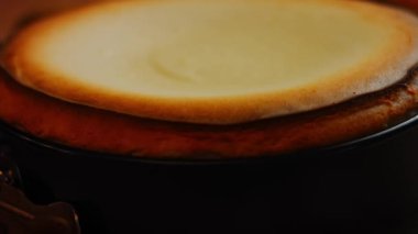 Taze pişmiş peyniri masanın üzerine koydum. 4k video