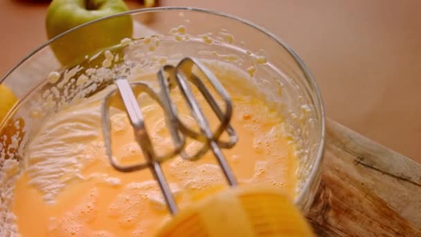 Ajouter l'oeuf mélangé aux ingrédients du cheesekake. Vidéo 4k — Video