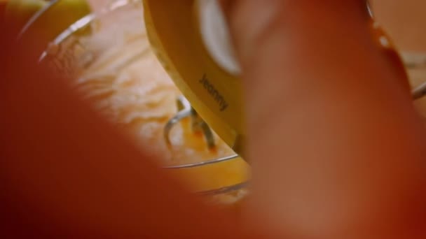 Misturo os ingredientes para o cheesekake com o misturador. 4k vídeo — Vídeo de Stock