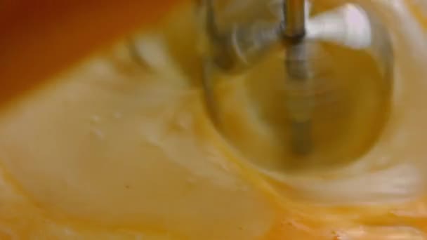 I mix the ingredients for the cheesekake with the mixer. 4k video — Stock Video