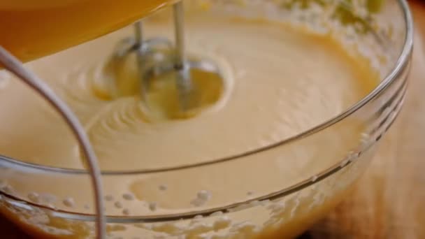 Mezcla los ingredientes para el cheesekake con la batidora. Vídeo 4k — Vídeos de Stock