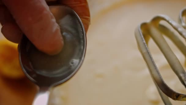 Vyčistěte citrónová šťáva jádra pro ingredience cheesekake. Video 4k — Stock video