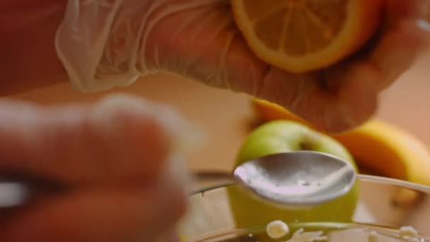 Égoutter le jus de citron pour les ingrédients du cheesekake. Vidéo 4k — Video