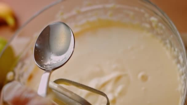 Für die Cheesekake-Zutaten den Zitronensaft abgießen. 4k-Video — Stockvideo