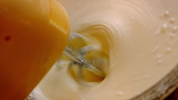 Misturo os ingredientes para o cheesekake com o misturador. 4k vídeo — Vídeo de Stock