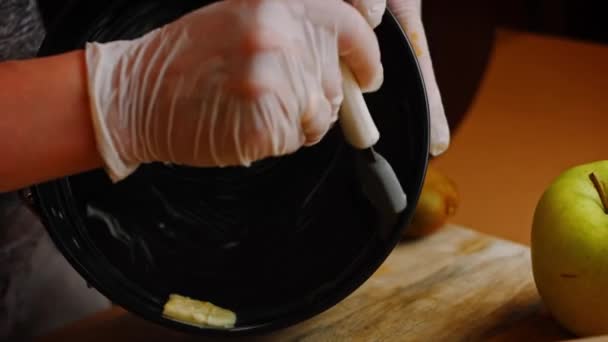 Engraxe a assadeira com manteiga. 4k vídeo — Vídeo de Stock