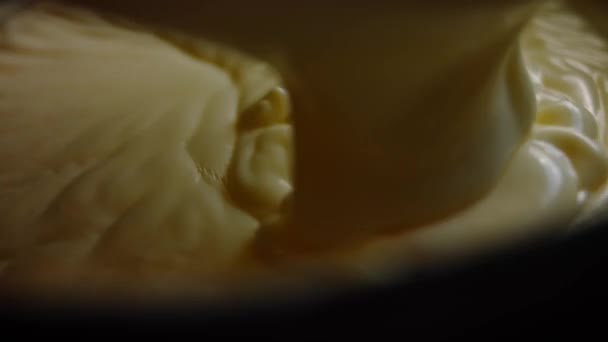 Vierta la mezcla de ingredientes de cheesekake en el plato para hornear. Vídeo 4k — Vídeos de Stock