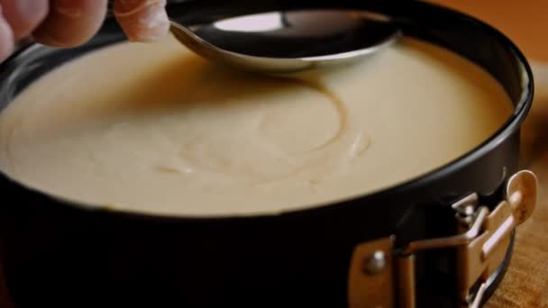 Se toarnă amestecul de ingrediente de cheesekake în vasul de copt. 4k video — Videoclip de stoc