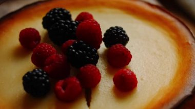 Cheesekake 'e böğürtlen ve ahududu koydum. 4k video