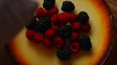 Cheesekake 'e böğürtlen ve ahududu koydum. 4k video