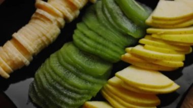 Cheesekake 'in üzerine elma ve kivi dilimleri koy. 4k video