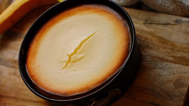 Taze pişmiş peyniri masanın üzerine koydum. 4k video — Stok video