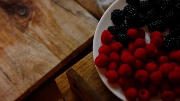 I put blackberries and raspberries on the cheesekake. 4k video — Stock Video