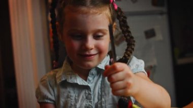 Küçük kız Crustless New York peynirli keki yiyor. 4k video