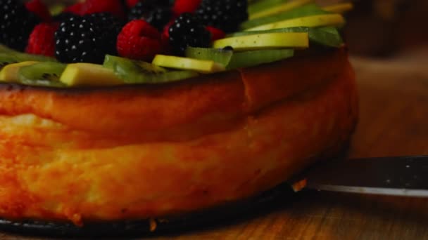 Snijd een stuk Crustless New York Cheesecake. 4k video — Stockvideo