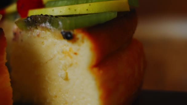 Couper une tranche de gâteau au fromage de New York sans croûte. Vidéo 4k — Video