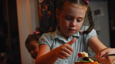 İki küçük kız Crustless New York peynirli keki yiyor. 4k video