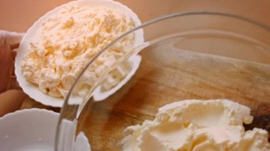 Şeffaf kaseye ricotta koydum. 4k video