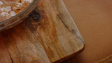 Cheesekake malzemelerinin üzerine bir bardak şeker koydum. 4k video