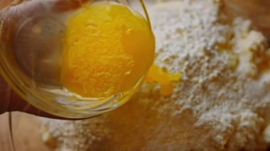 Cheesekake malzemelerine erimiş tereyağı ekliyorum. 4k video