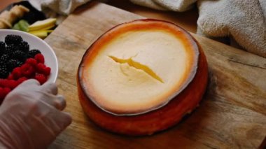 Cheesekake 'e böğürtlen ve ahududu koydum. 4k video