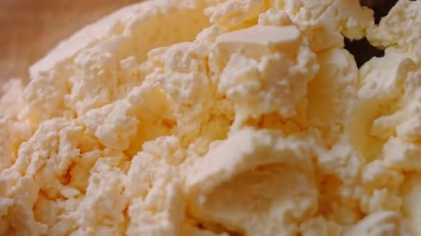 Ik heb ricotta in de transparante kom gedaan. 4k video — Stockvideo