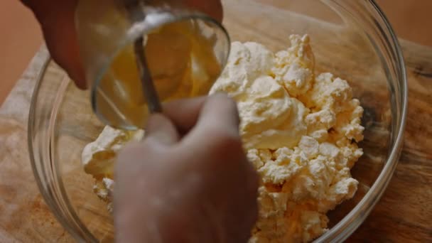 J'ai mis un verre de crème sure sur les ingrédients du cheesekake. Vidéo 4k — Video