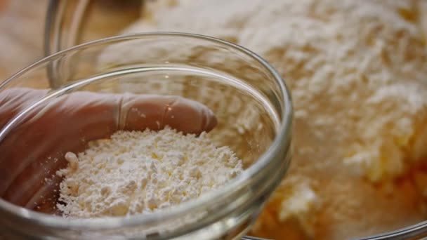Pus um copo de açúcar nos ingredientes de cheesekake. 4k vídeo — Vídeo de Stock
