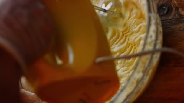 Mezcla los ingredientes para el cheesekake con la batidora. Vídeo 4k — Vídeos de Stock