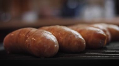 Izgarada sosis kızartıyorum. 4k ev yapımı video