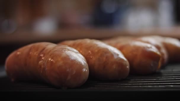 Eu frito salsichas no grelhador. 4k vídeo caseiro — Vídeo de Stock