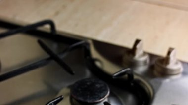 Tencereyi ateşe attım. 4k ev yapımı video