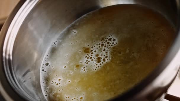Έβαλα κρύα μπύρα στο μπολ. 4k σπιτικό βίντεο BBQ Brats — Αρχείο Βίντεο