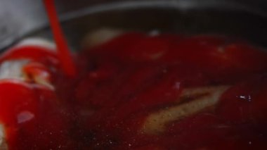 Bira kasesindeki sosislerin üzerine ketchap koydum. 4k ev yapımı video BBQ Brats