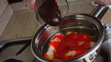 Bira kasesindeki sosislerin üzerine barbekü sosu koydum. 4k ev yapımı video BBQ Brats