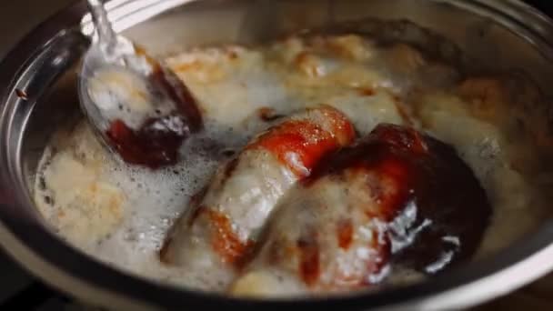 Hervir una mezcla de mocosos barbacoa. 4k video cocina americana receta — Vídeos de Stock