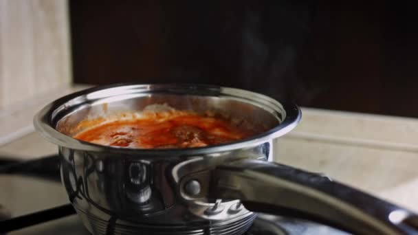 Far bollire una miscela di ratti barbecue. Ricetta cucina 4k video americana — Video Stock