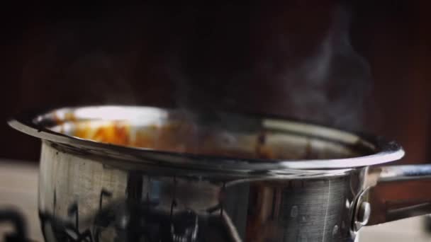 Hervir una mezcla de mocosos barbacoa. 4k video cocina americana receta — Vídeos de Stock