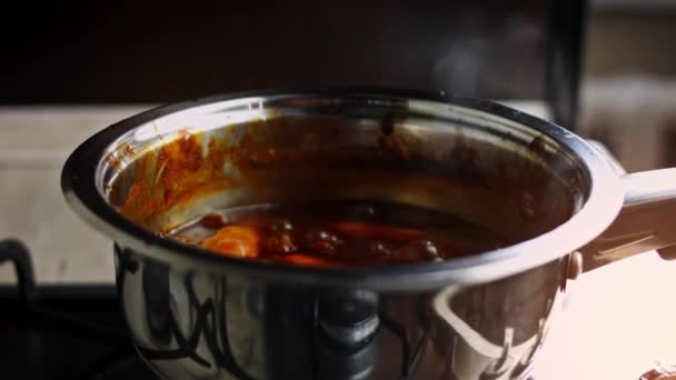 Gotować mieszaninę BBQ Brats. 4k wideo kuchnia amerykańska przepis — Wideo stockowe