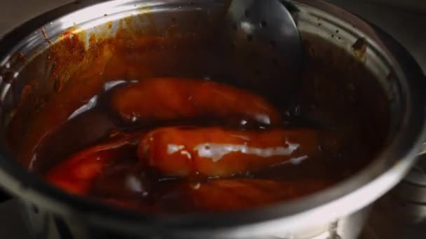 Ferva uma mistura de churrasco Brats. 4k vídeo receita de cozinha americana — Vídeo de Stock