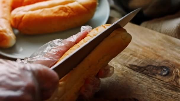 Κόψε το ψωμί για το χοτ ντογκ. 4k σπιτικό βίντεο — Αρχείο Βίντεο
