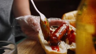 Sosisi sosisliye koydum. 4k ev yapımı video BBQ Brats