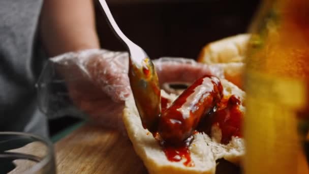 Pus a salsicha no cachorro-quente. 4k vídeo caseiro BBQ Brats — Vídeo de Stock