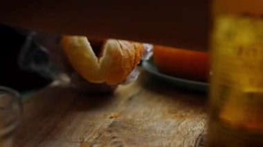 Sosisli ekmeğin üzerine BBQ Bruts sosu koydum. 4k ev yapımı video