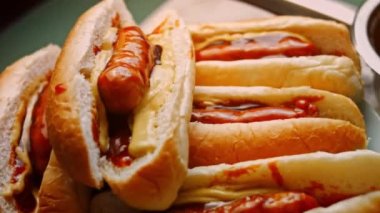 Şef BBQ Brats yapmayı bitirdi. O, bitirdiğini elleriyle gösterir. 4k ev yapımı video